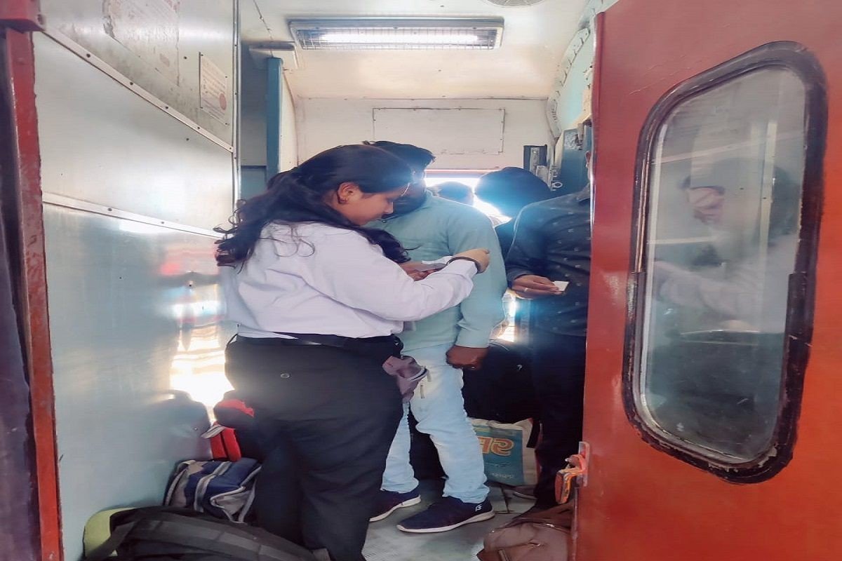 ट्रेन में TT ने मांगा टिकट यात्री हाथ पकड़कर ले गया बाथरूम अंदर ऐसा कुछ दिखाया कि ठनक गया माथा ट्रेन में TT ने मांगा टिकट यात्री हाथ पकड़कर ले गया बाथरूम अंदर ऐसा कुछ दिखाया कि ठनक गया माथा
