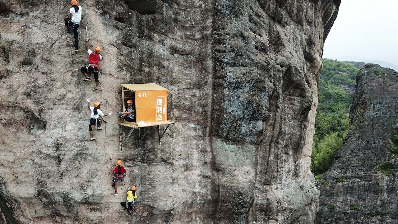 खड़े पहाड़ पर लटकी है ये दूकान, यहाँ से सामान लेना किसी एडवेंचर से कम नहीं है खड़े पहाड़ पर लटकी है ये दूकान, यहाँ से सामान लेना किसी एडवेंचर से कम नहीं है