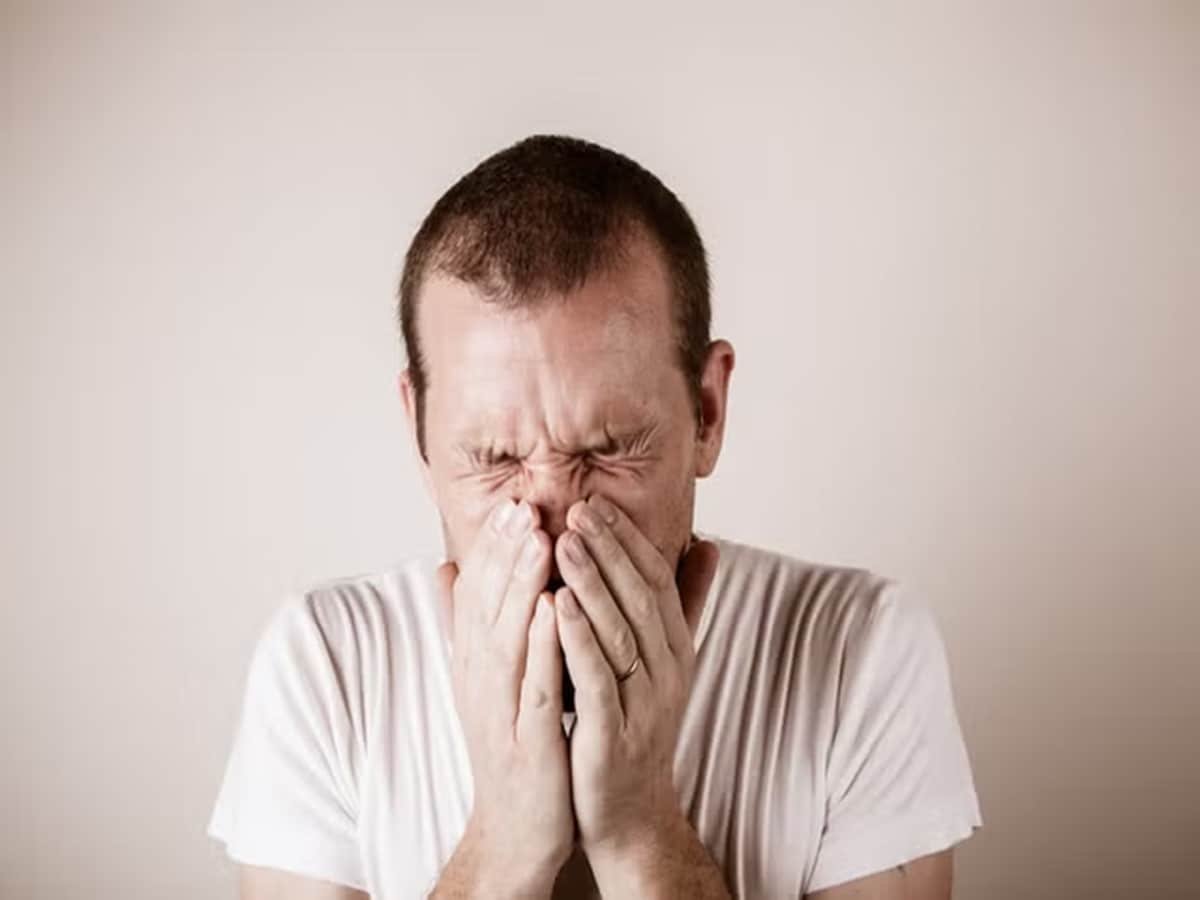 sneezing-hold-2025-11-655d75b1b94dc6432b56ee33626d245d