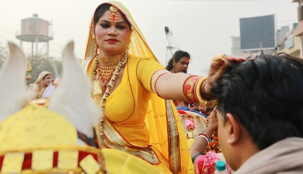 जब किन्नर मांगे पैसे तो कह दे बस ये शब्द, इससे बदल जाएगी आपकी किस्मत जब किन्नर मांगे पैसे तो कह दे बस ये शब्द, इससे बदल जाएगी आपकी किस्मत