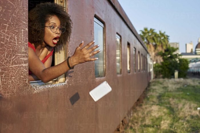 mobile-falling-out-of-train-window-1-700×466