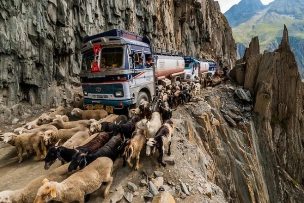 most-dangerous-roads-14.05.18-2-e1526295722151