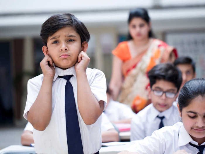 बच्चों को कान पकड़कर उठक-बैठक क्यों लगवाई जाती है? जाने इसके पीछे का वैज्ञानिक कारण बच्चों को कान पकड़कर उठक-बैठक क्यों लगवाई जाती है? जाने इसके पीछे का वैज्ञानिक कारण