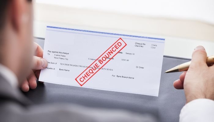 चेक बाउंस पर RBI का बड़ा फैसला, 24 घंटे में अलर्ट, दो साल की सजा और पॉज़िटिव पे सिस्टम अनिवार्य चेक बाउंस पर RBI का बड़ा फैसला, 24 घंटे में अलर्ट, दो साल की सजा और पॉज़िटिव पे सिस्टम अनिवार्य