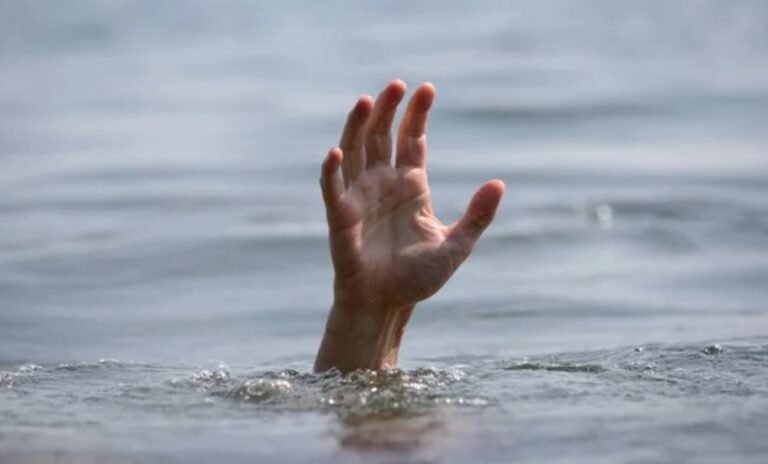 drowning-hand-2