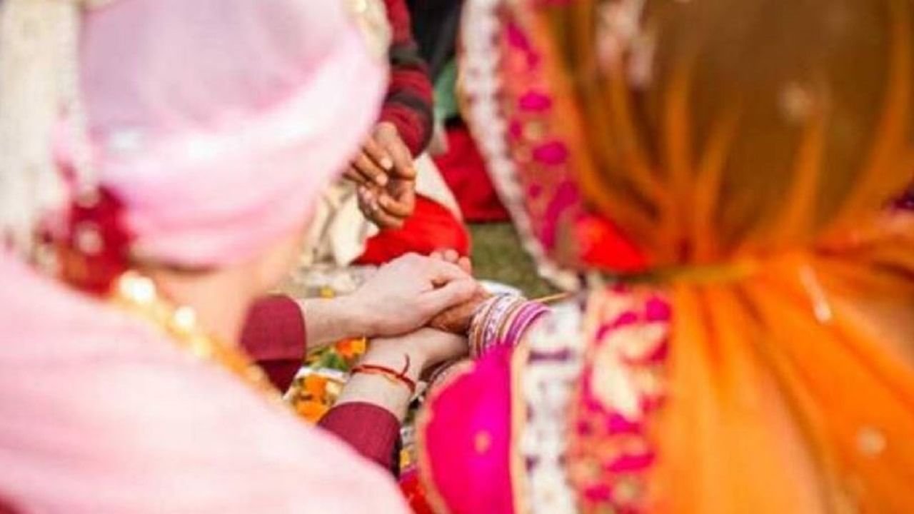 ट्रेन में फंसाई दुल्हन, 1 लाख में किया सौदा और… बनारस में दूल्हे के साथ मिलकर अल्ताफ कर गया कांड` ट्रेन में फंसाई दुल्हन, 1 लाख में किया सौदा और… बनारस में दूल्हे के साथ मिलकर अल्ताफ कर गया कांड`